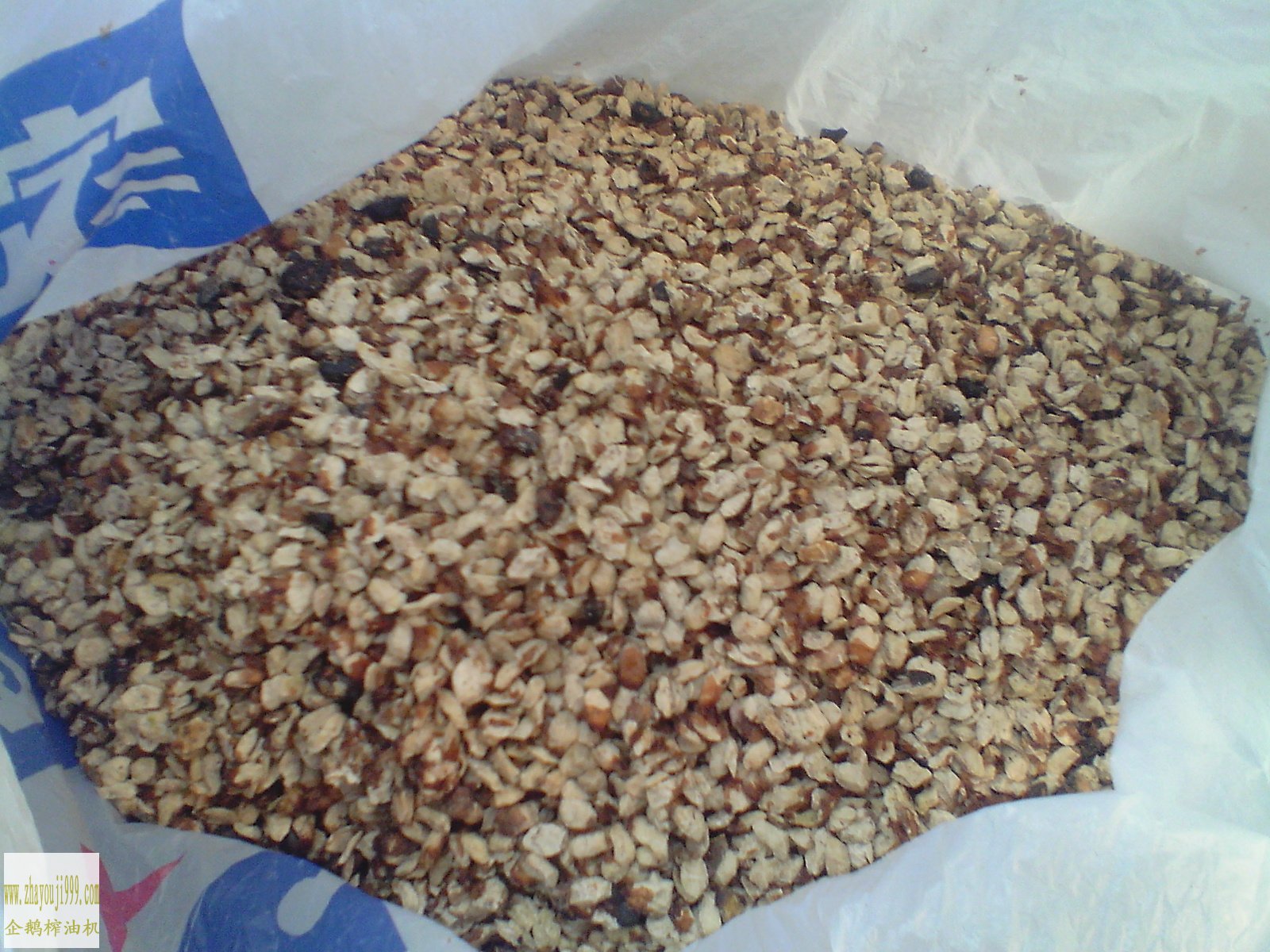 液压榨油机压榨过后的松籽饼粕