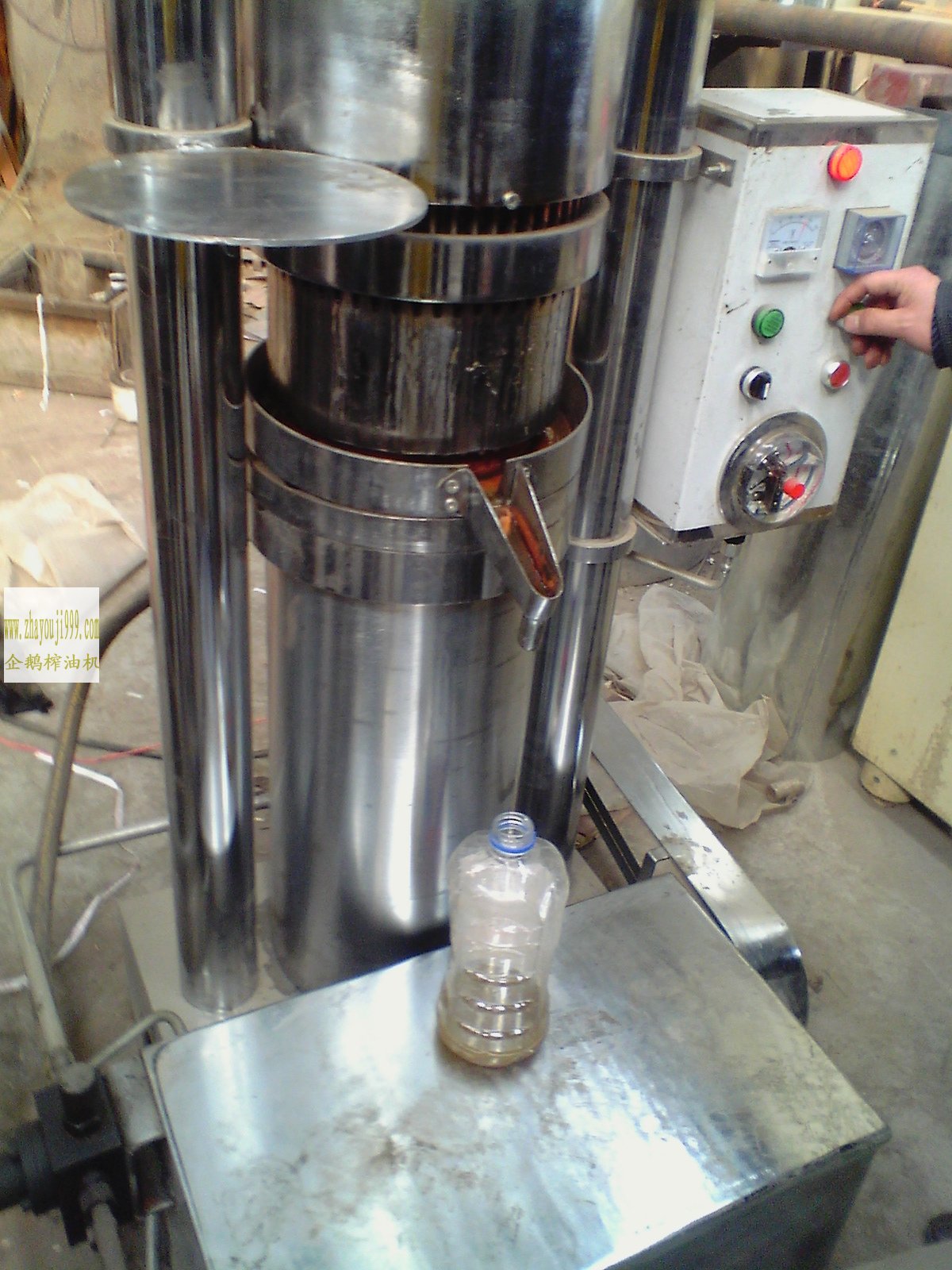 液压榨油机压榨现场示意图