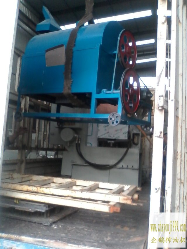 菜籽榨油机配套设备装车现场