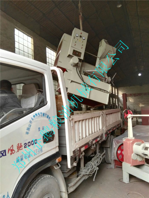 河南平顶山客户当场预定130型螺旋榨油机机器当天发货(图1)