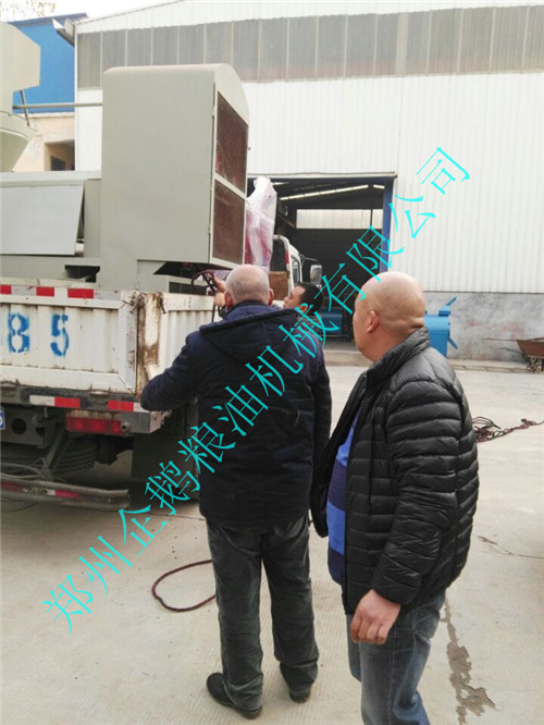 河南平顶山客户当场预定130型螺旋榨油机机器当天发货(图2)