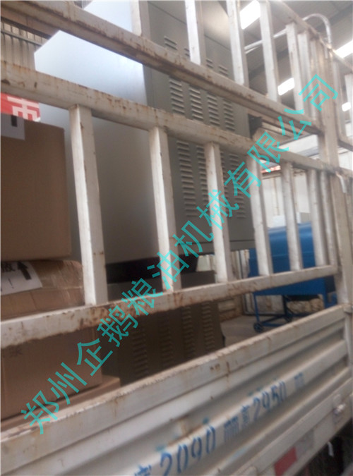 企鹅榨油机厂家1月6日发货现场(图4)